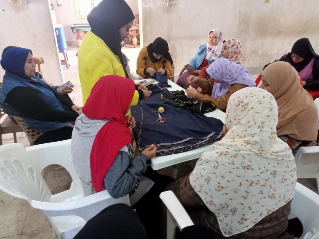 علمني حرفة وزارة الشباب تنفذ دورات للفتيات بواحة باريس في الوادي الجديد