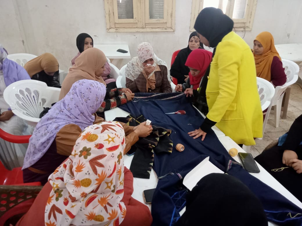 وزارة الشباب تنفذ مبادرة علمني حرفة بمركز باريس