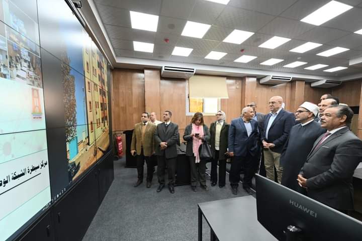 وزير الإسكان يختتم زيارته للوادي الجديد يتفقد مركز السيطرة الوطنية للطواريء