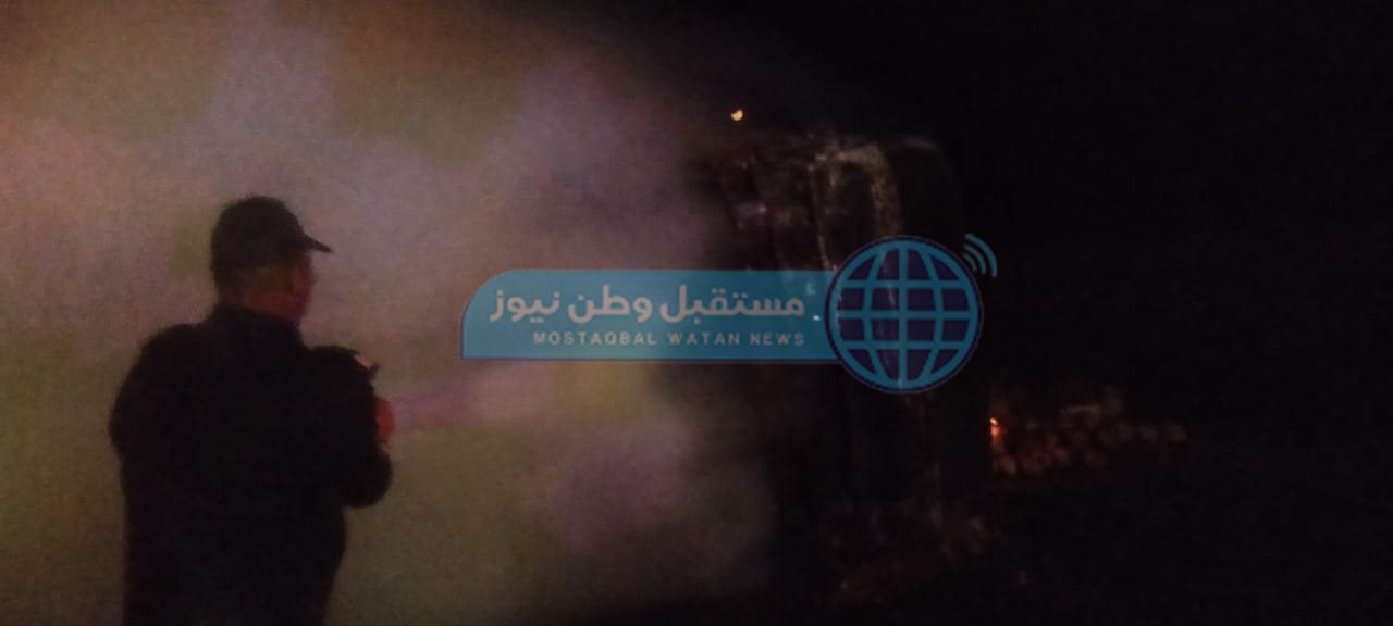 اخماد حريق في سيارة ربع نقل