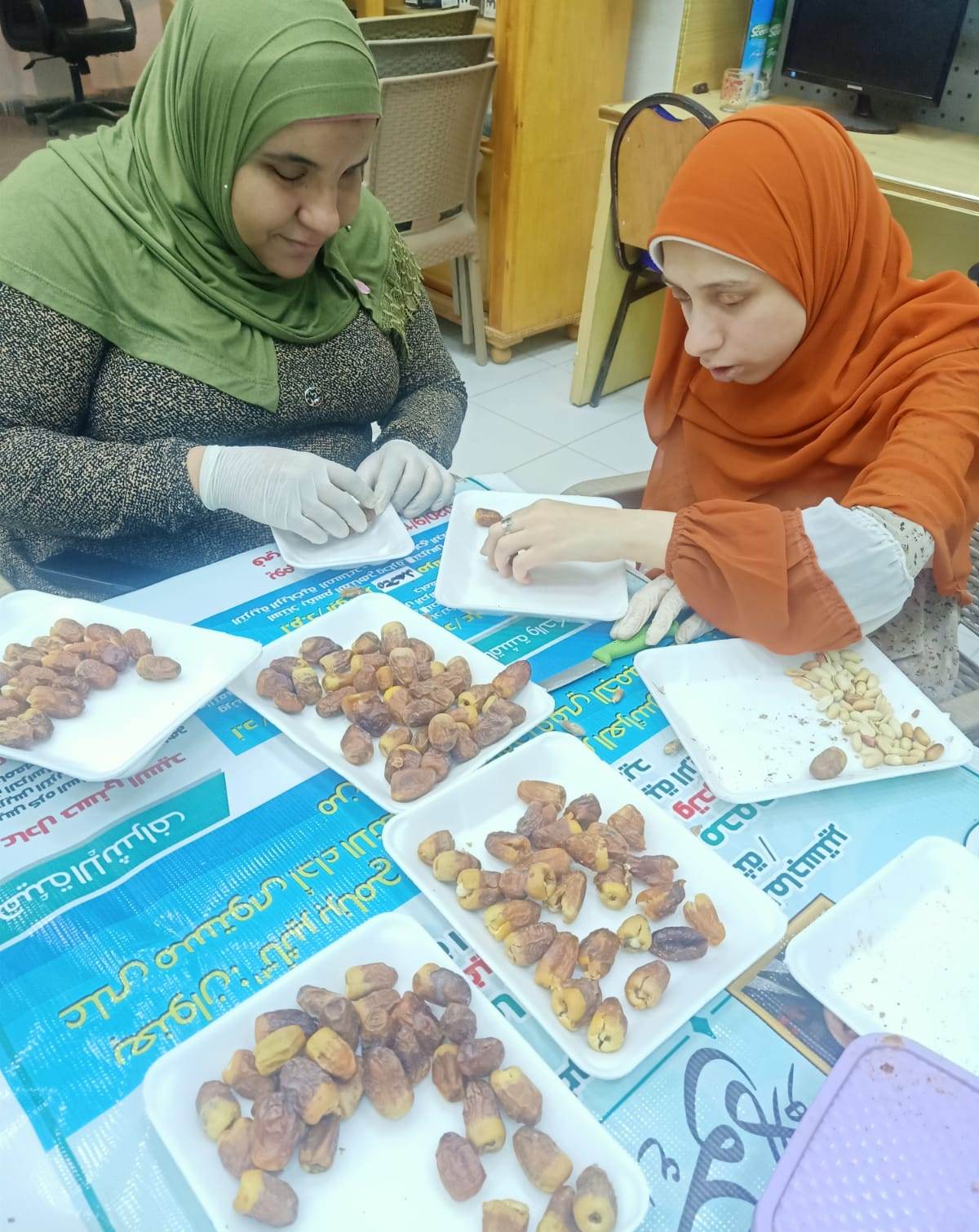 تعبئة تمور من جانب المكغوفين بمكتبة مصر العامة