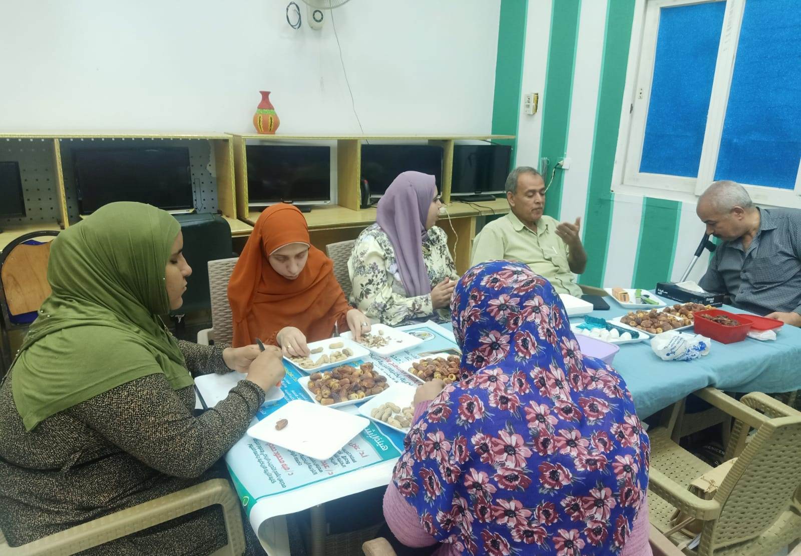 ورشة تعبئة تمور بالخارجة