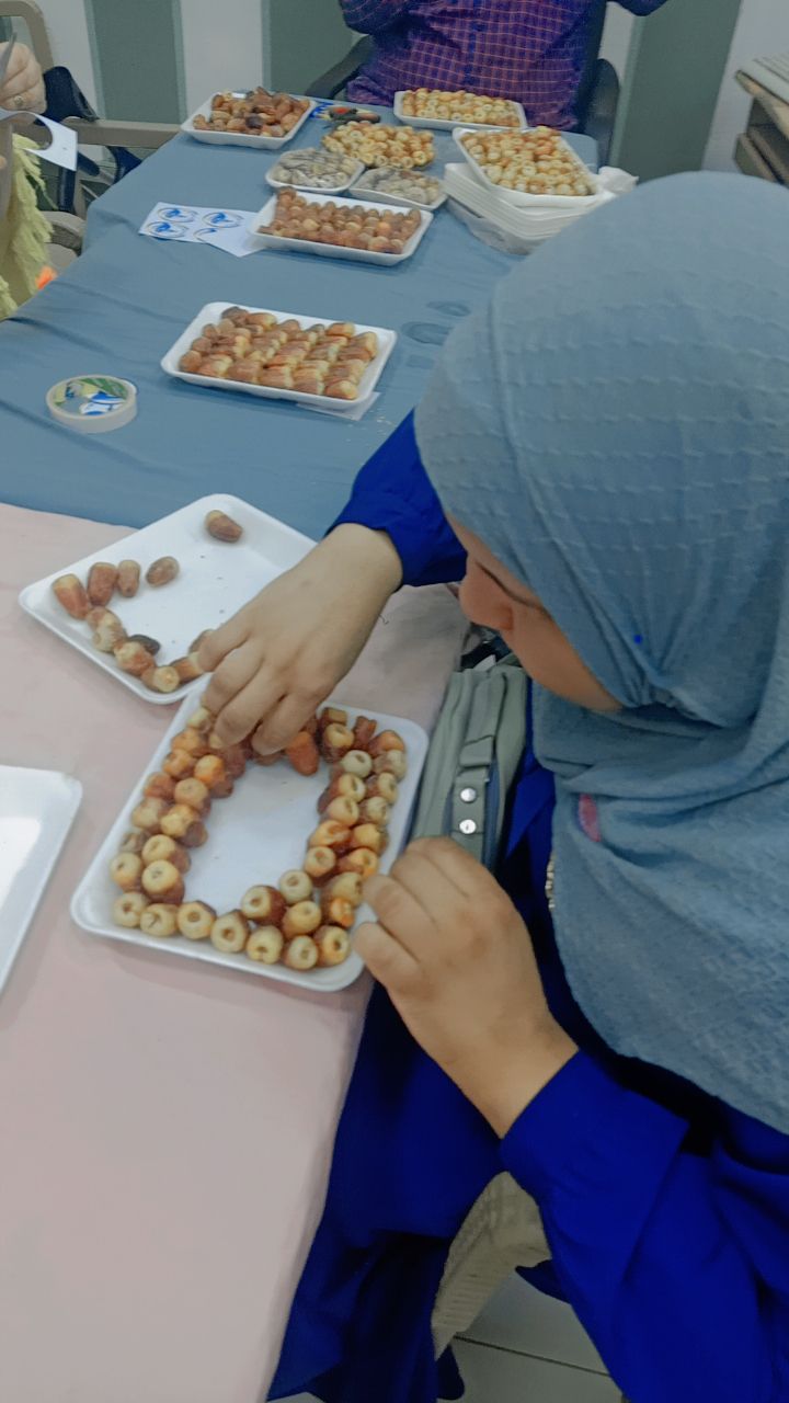 احدى المتدربات على تعبئة التمور بالخارجة