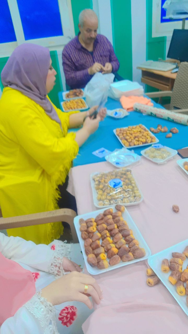 تدريب المكفوفين بالخارجة على تعبئة التمور (1)