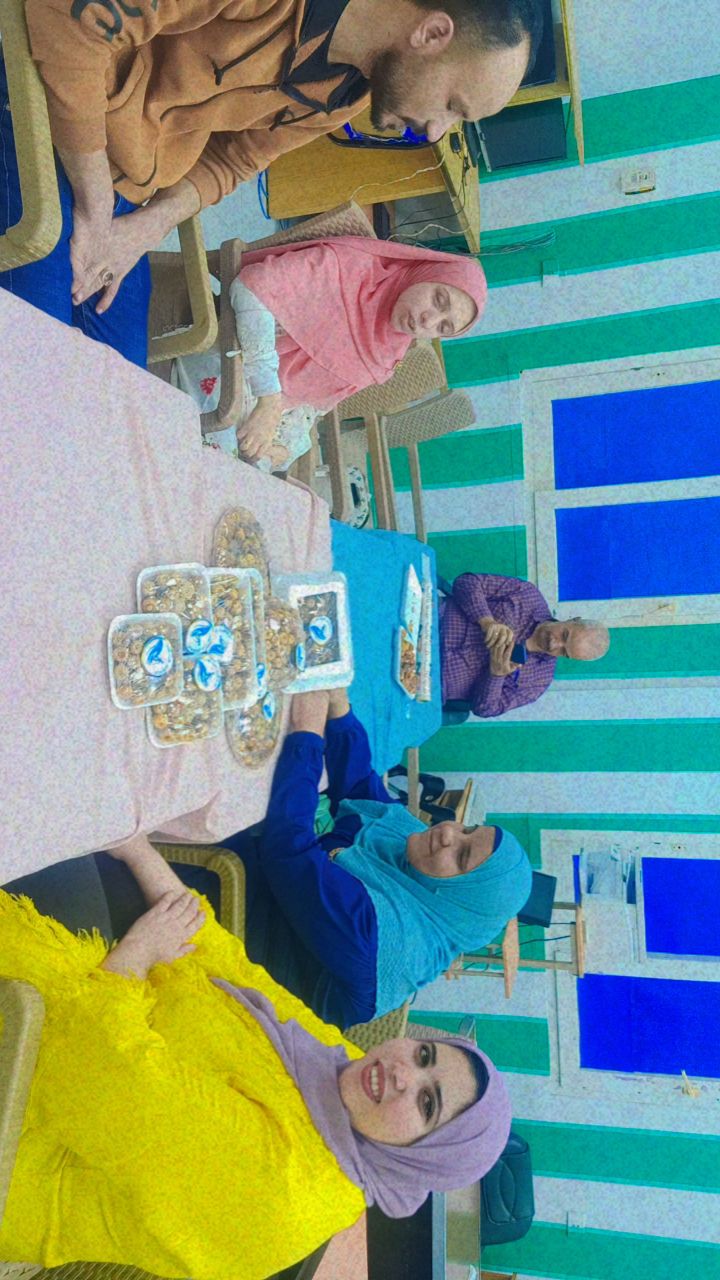 تدريب المكفوفين بالخارجة على تعبئة التمور (2)