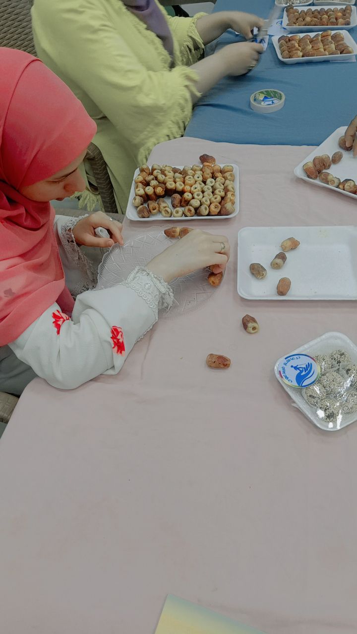 تدريب المكفوفين بالخارجة على تعبئة التمور (3)