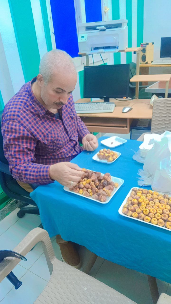 مدرب معتمد على تعبئة التمور بمكبتة مصر العامة