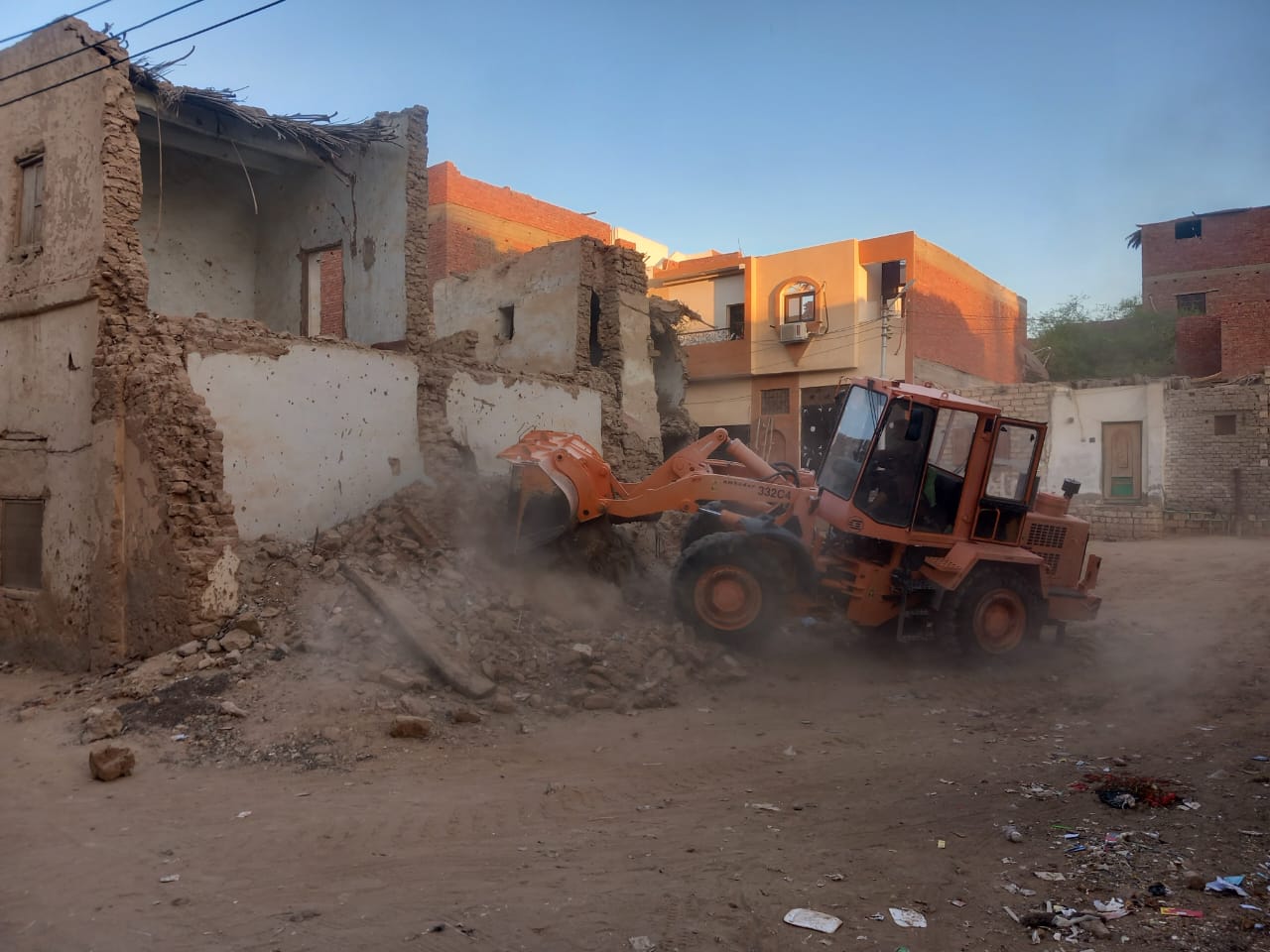 إزالة المنازل التي تمثل خطرًا داهمًا بالأحياء السكنية بالخارجة في الوادي الجديد (1)