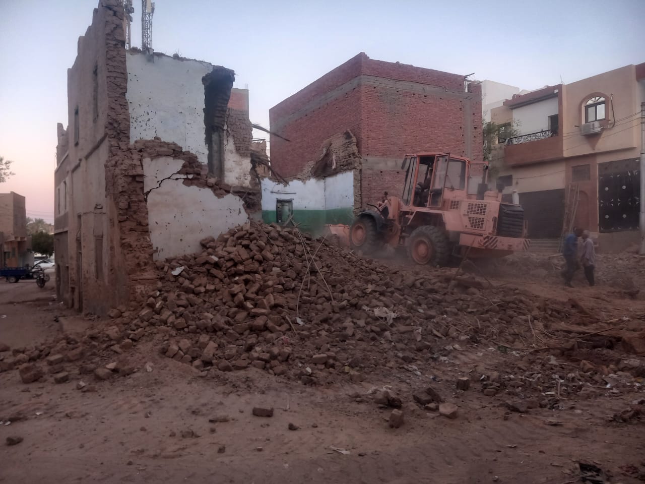 إزالة المنازل التي تمثل خطرًا داهمًا بالأحياء السكنية بالخارجة في الوادي الجديد (2)