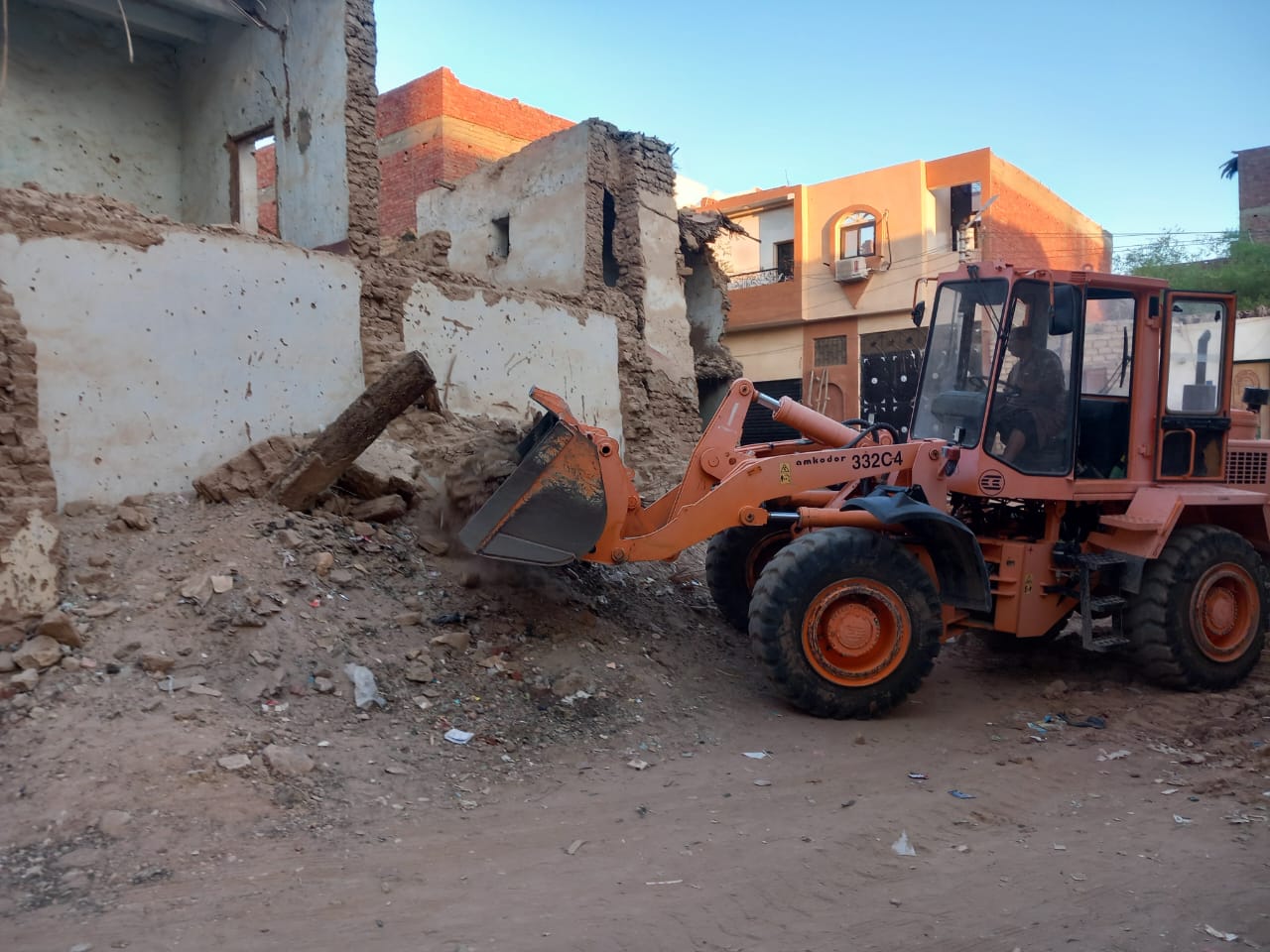 إزالة المنازل التي تمثل خطرًا داهمًا بالأحياء السكنية بالخارجة في الوادي الجديد (3)