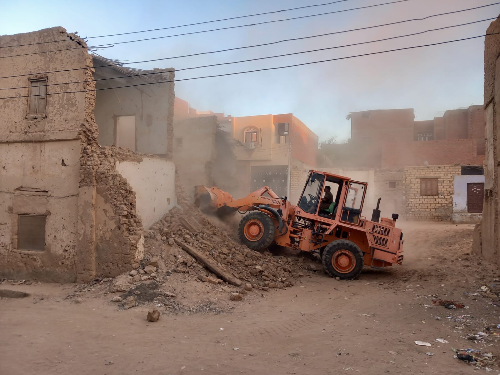 إزالة المنازل التي تمثل خطرًا داهمًا بالأحياء السكنية بالخارجة في الوادي الجديد (4)