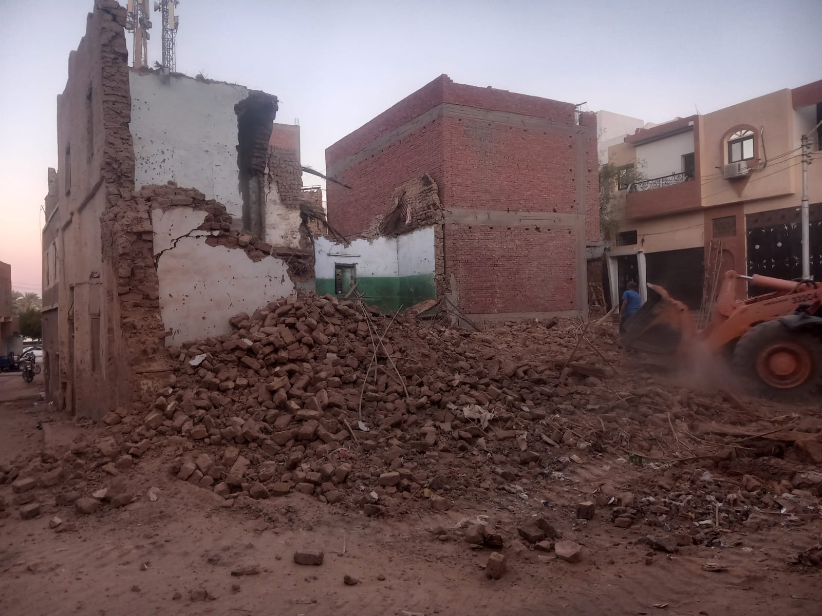 إزالة المنازل التي تمثل خطرًا داهمًا بالأحياء السكنية بالخارجة في الوادي الجديد (5)