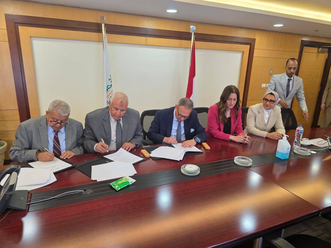 محافظ الوادي الجديد يوقع بروتوكول  إحياء مشروعات تسمين الماشية (1)