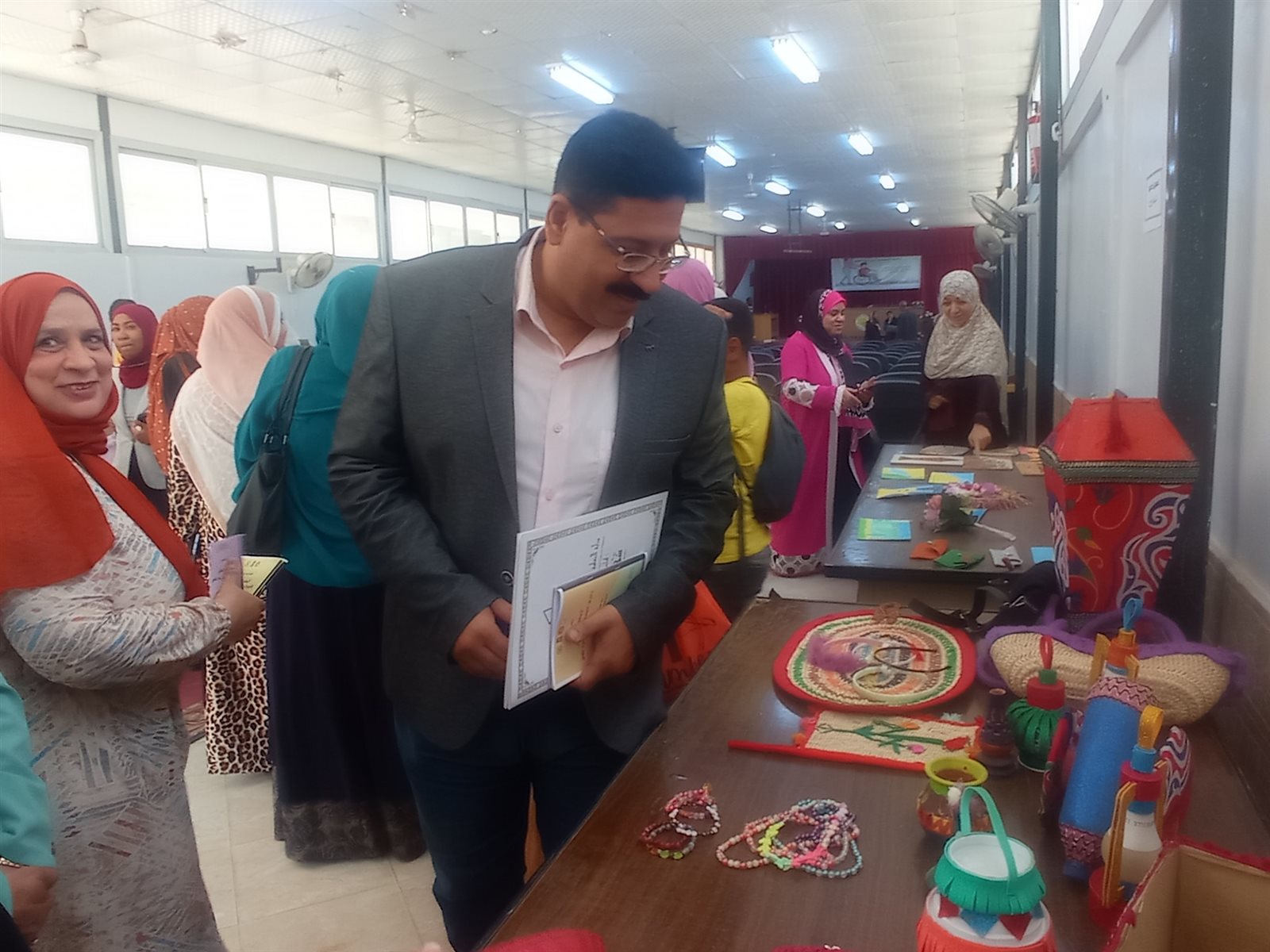 معرض منتجات حرفية ويدوية لذوي الاعاقة بالوادي الجديد (2)