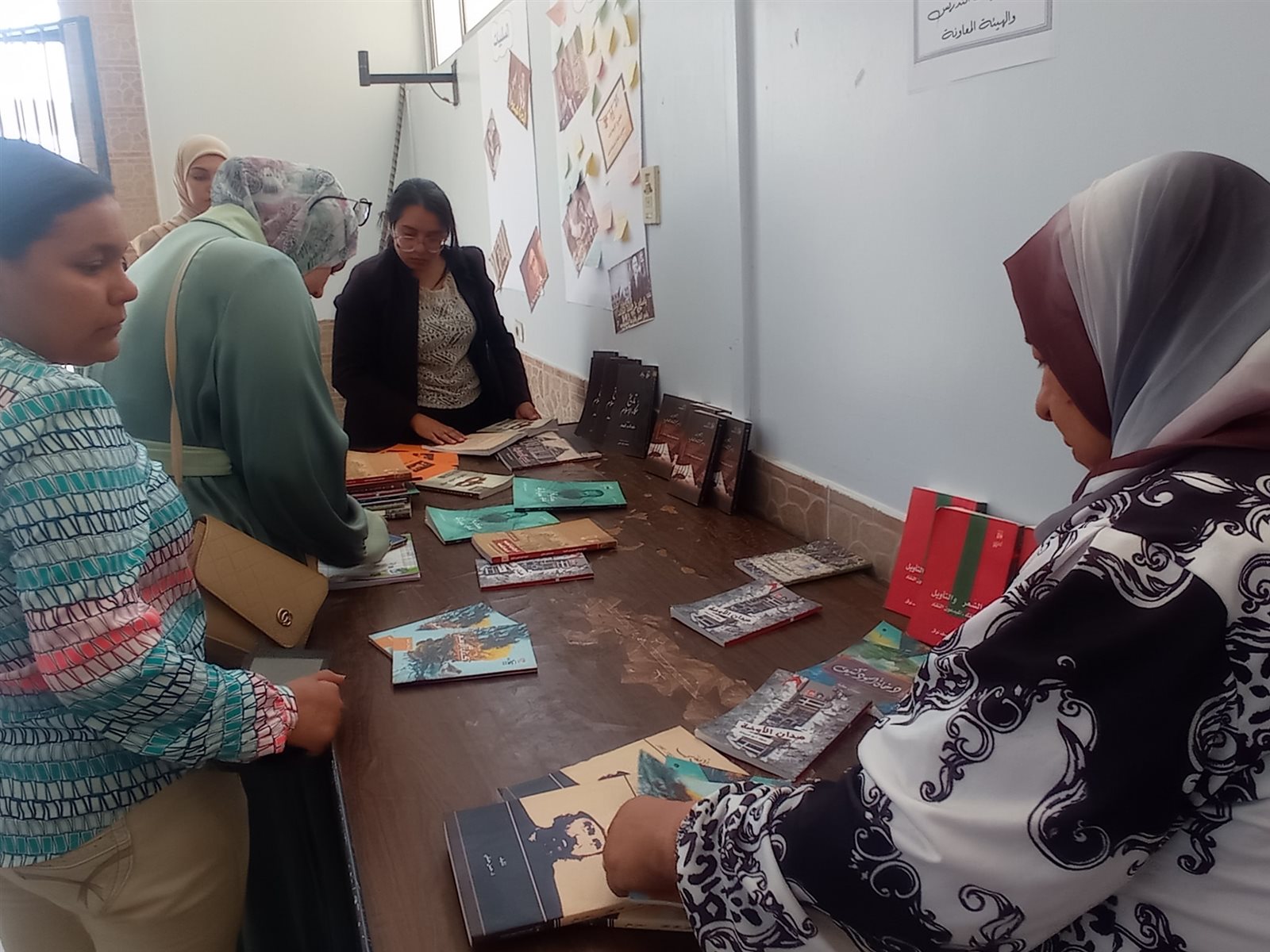 معرض منتجات حرفية ويدوية لذوي الاعاقة بالوادي الجديد (6)