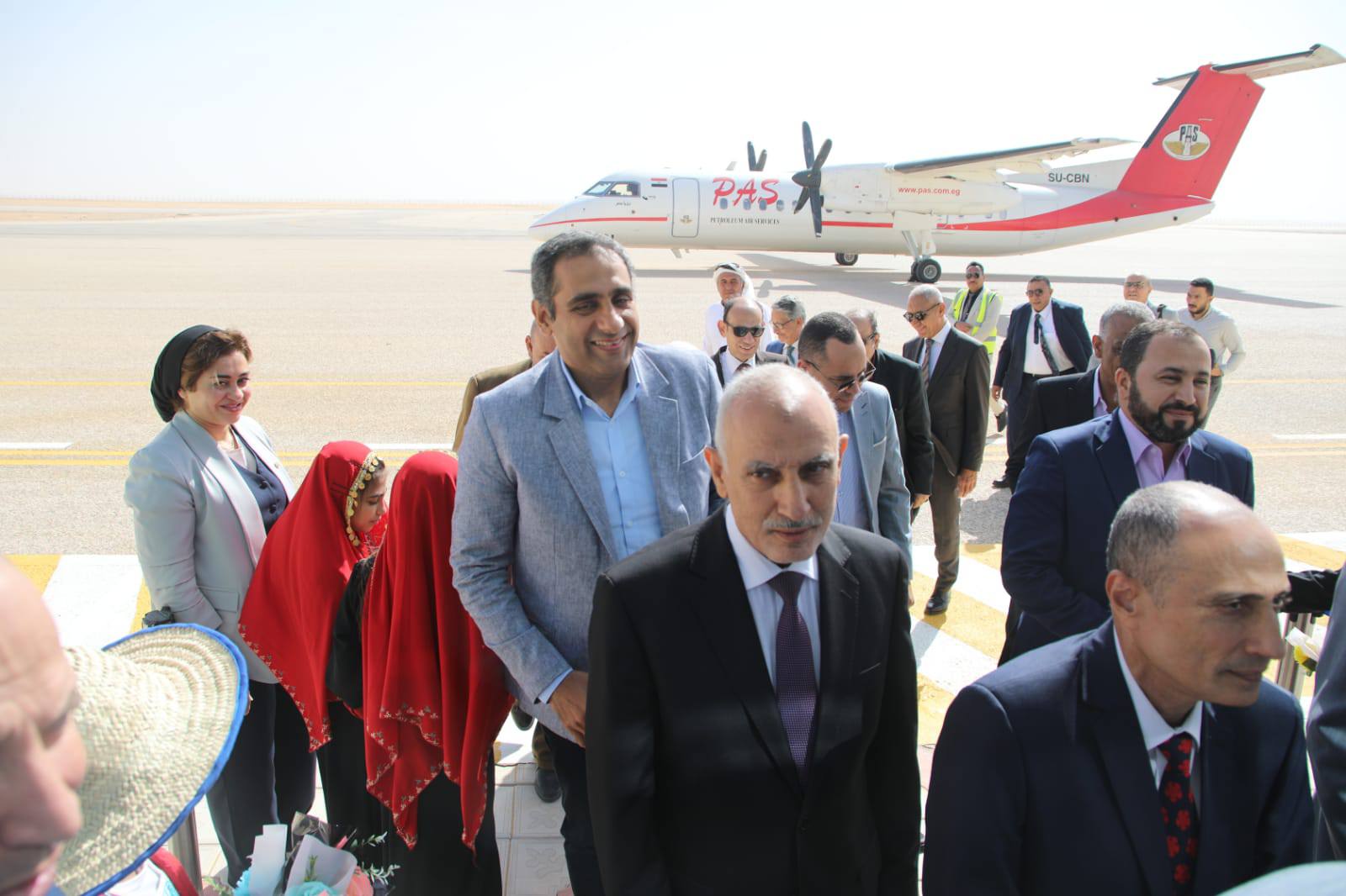 محافظ الوادي الجديد يستقبل وفد المحافظة من قيادات سابقة ورؤساء الجمعيات الأهلية (1)