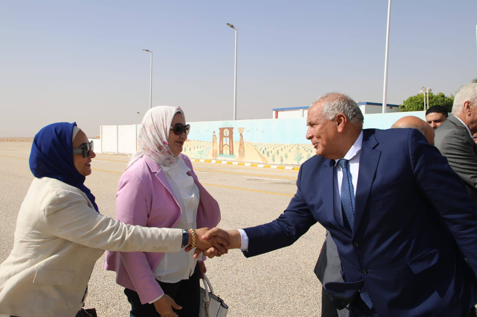 محافظ الوادي الجديد يستقبل وفد المحافظة من قيادات سابقة ورؤساء الجمعيات الأهلية (2)