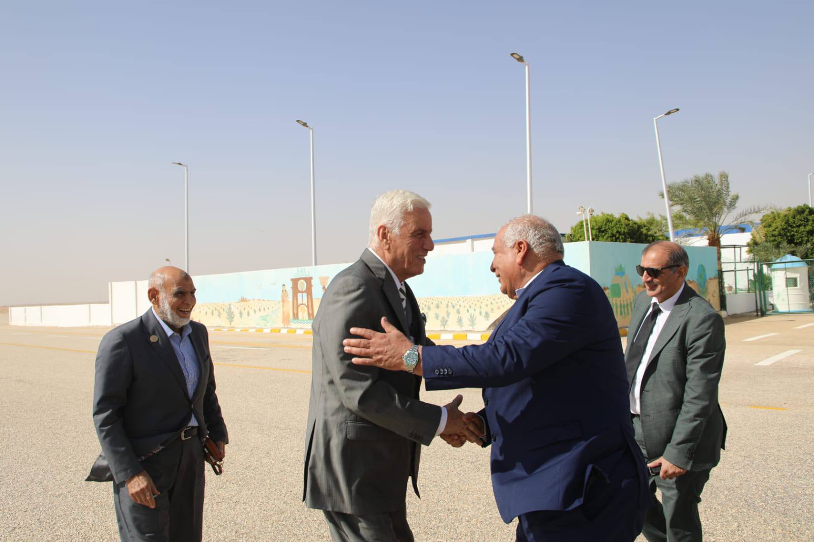 محافظ الوادي الجديد يستقبل وفد المحافظة من قيادات سابقة ورؤساء الجمعيات الأهلية (3)