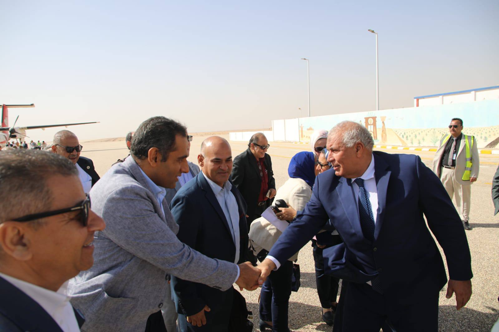 محافظ الوادي الجديد يستقبل وفد المحافظة من قيادات سابقة ورؤساء الجمعيات الأهلية (4)