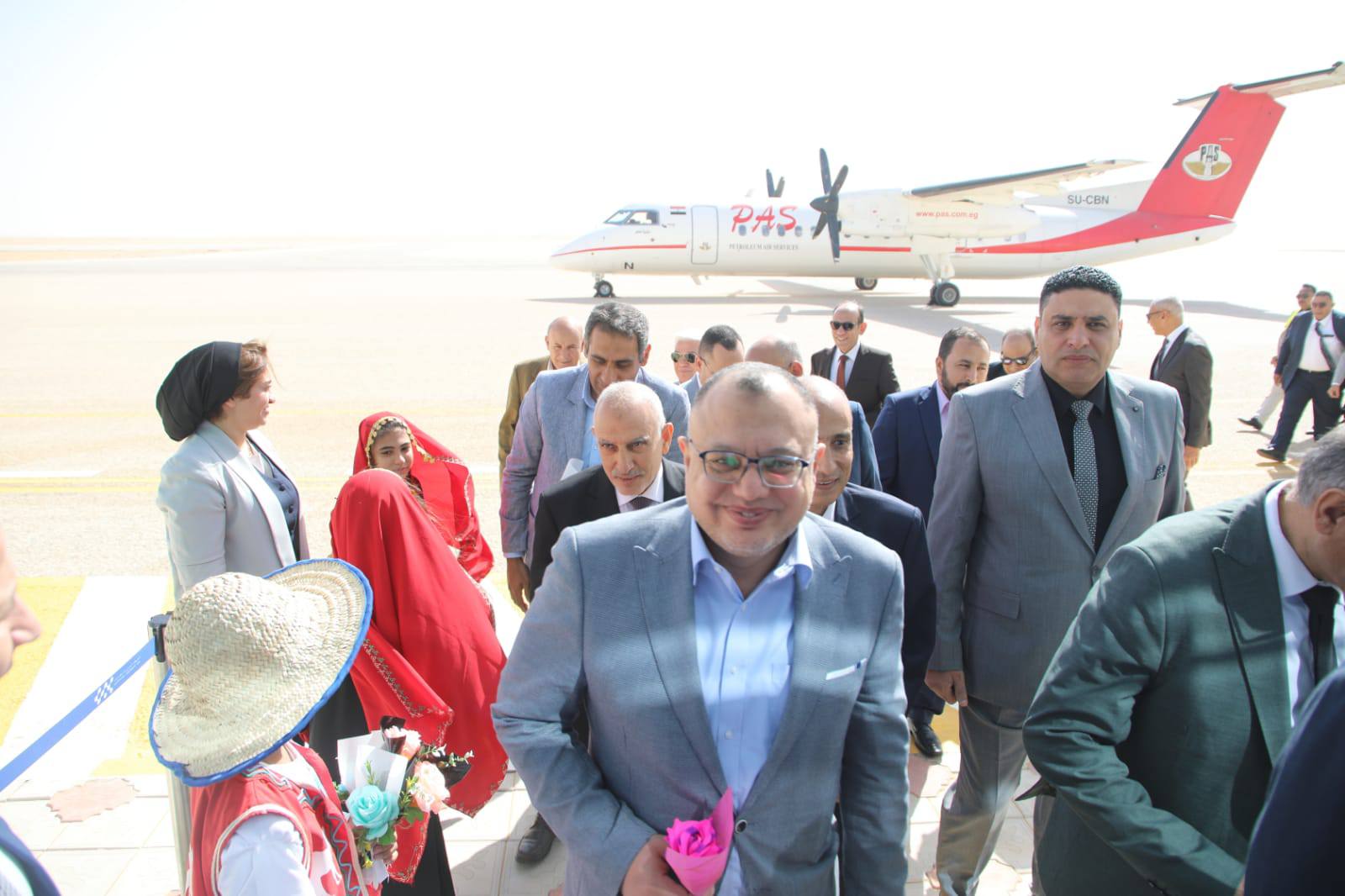 محافظ الوادي الجديد يستقبل وفد المحافظة من قيادات سابقة ورؤساء الجمعيات الأهلية (5)