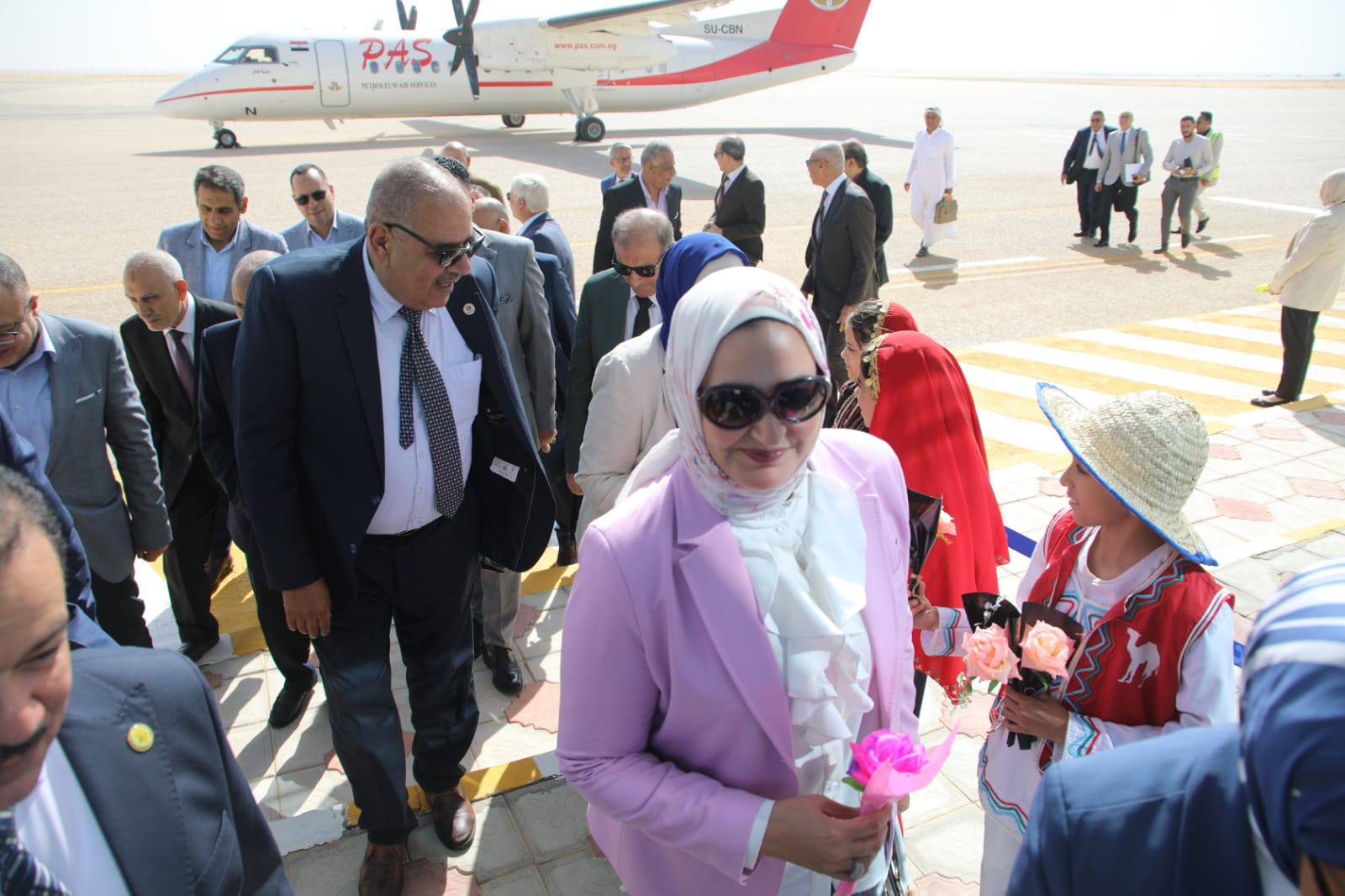 محافظ الوادي الجديد يستقبل وفد المحافظة من قيادات سابقة ورؤساء الجمعيات الأهلية (6)