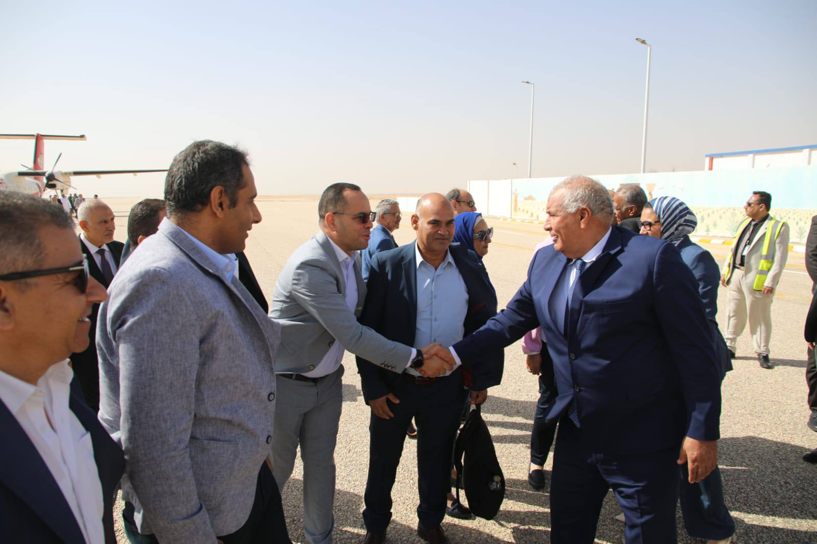 محافظ الوادي الجديد يستقبل وفد المحافظة من قيادات سابقة ورؤساء الجمعيات الأهلية (8)