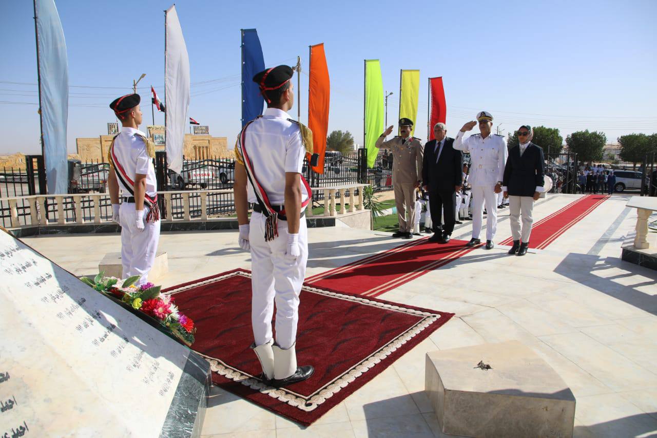 محافظ الوادي الجديد يضع اكاليل الزهور على النصب التذكاري للشهداء  (2)