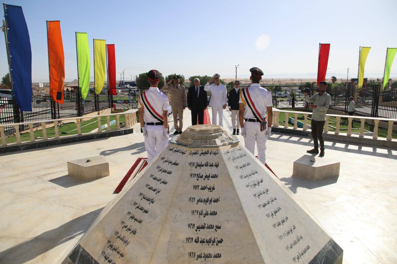 محافظ الوادي الجديد يضع اكاليل الزهور على النصب التذكاري للشهداء  (3)