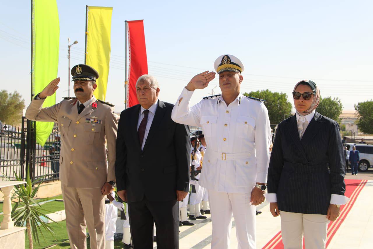 محافظ الوادي الجديد يضع اكاليل الزهور على النصب التذكاري للشهداء  (4)