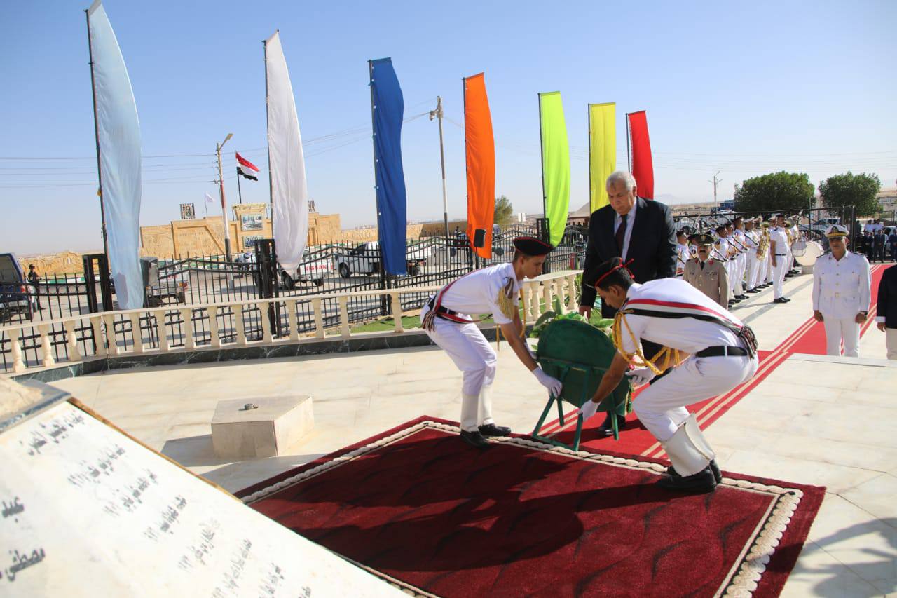 محافظ الوادي الجديد يضع اكاليل الزهور على النصب التذكاري للشهداء  (5)