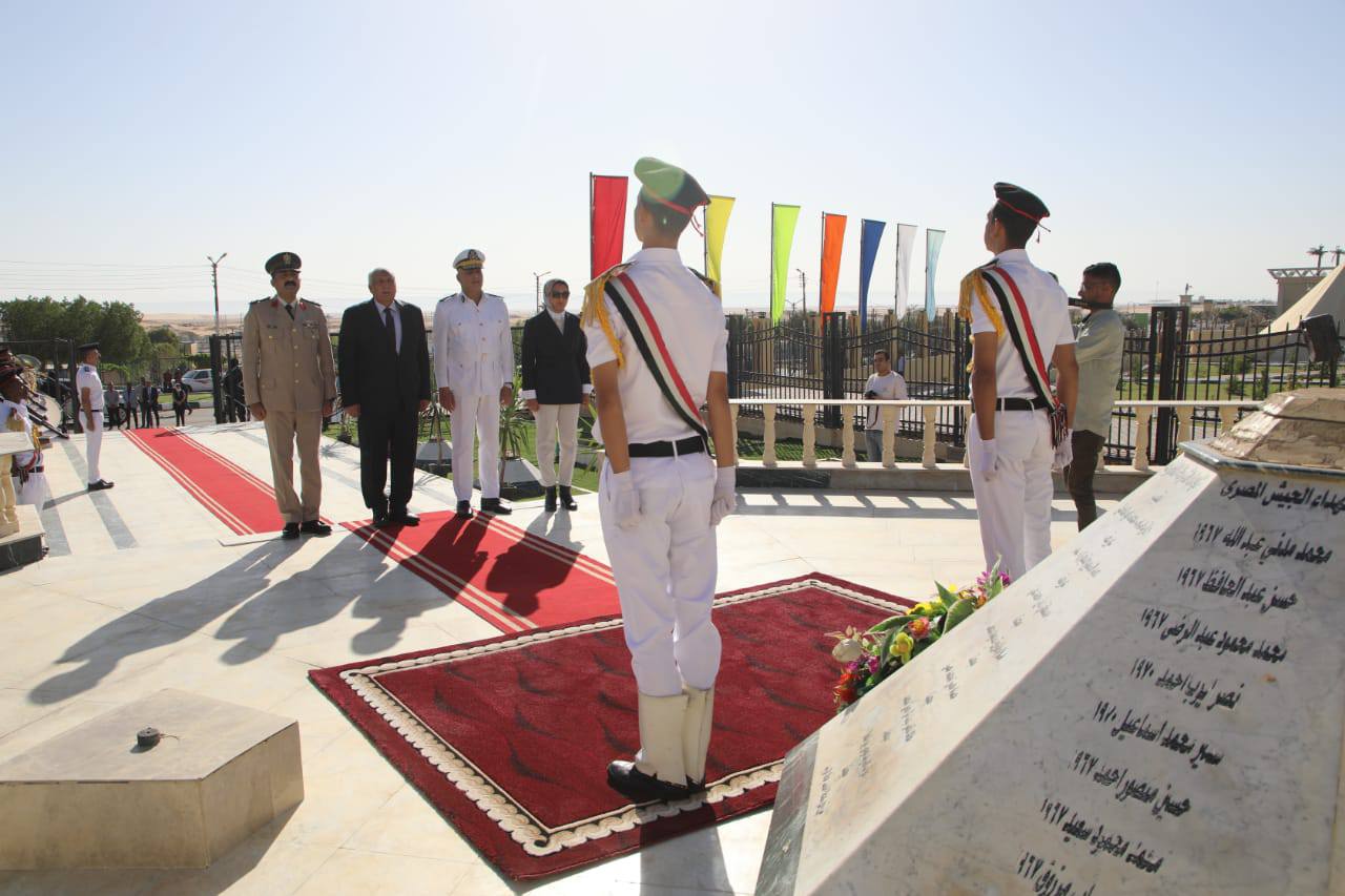 محافظ الوادي الجديد يضع اكاليل الزهور على النصب التذكاري للشهداء  (6)