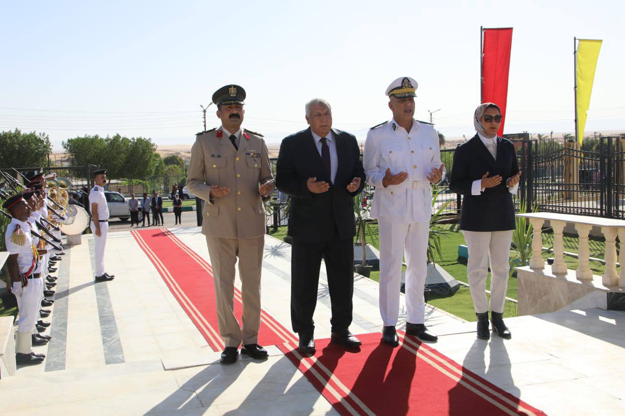 محافظ الوادي الجديد يضع اكاليل الزهور على النصب التذكاري للشهداء  (1)