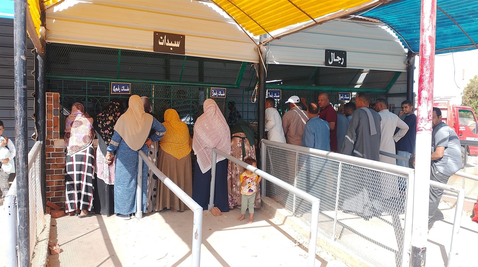 منافذ الوحدة المحلية لمركز باريس لطرح السلع المخفضة (1)