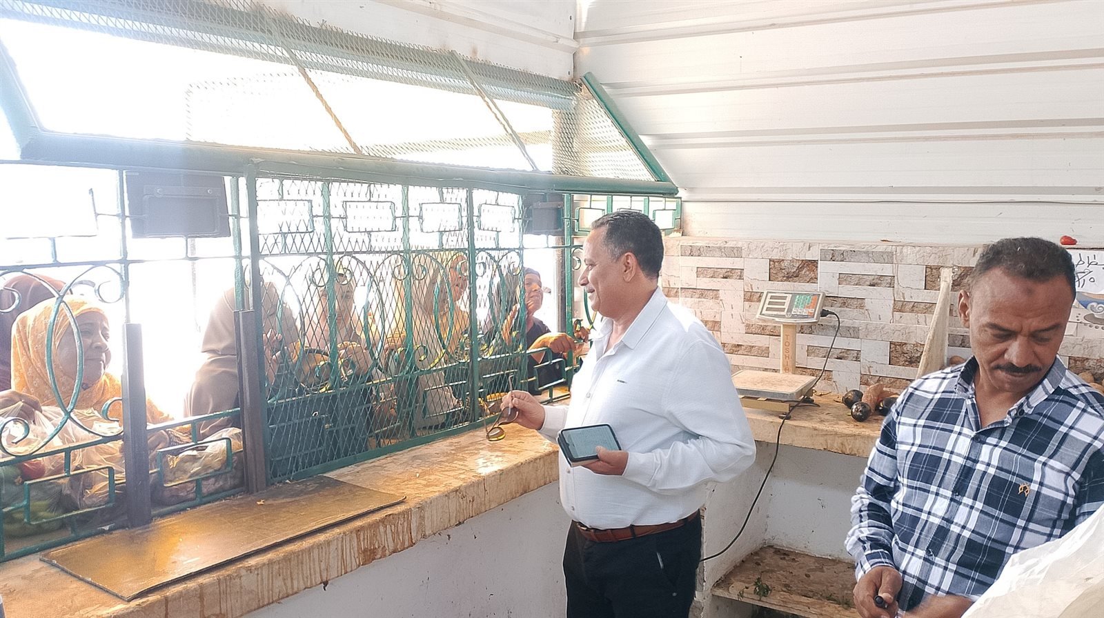 منافذ الوحدة المحلية لمركز باريس لطرح السلع المخفضة (3)