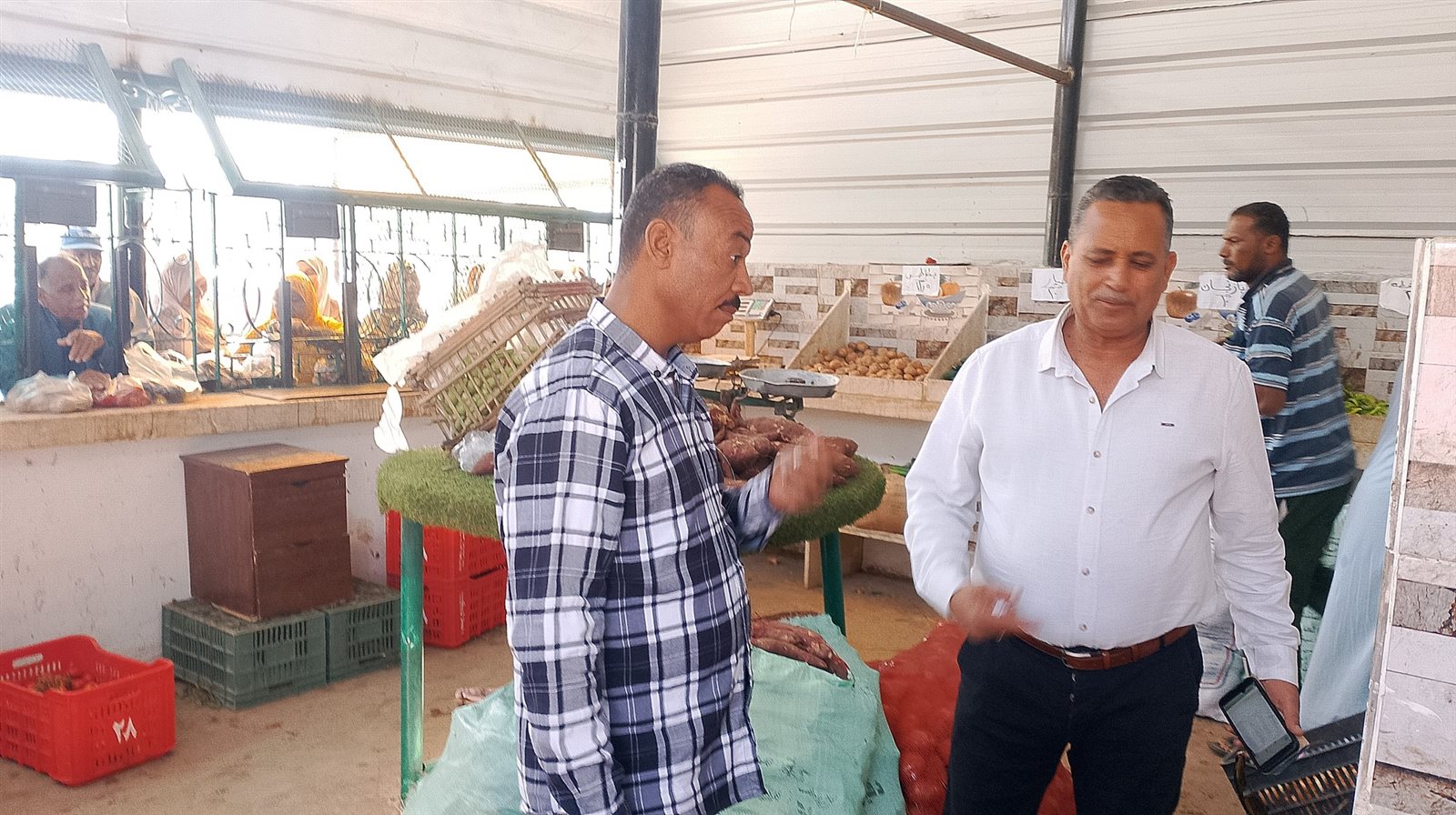 منافذ الوحدة المحلية لمركز باريس لطرح السلع المخفضة (4)