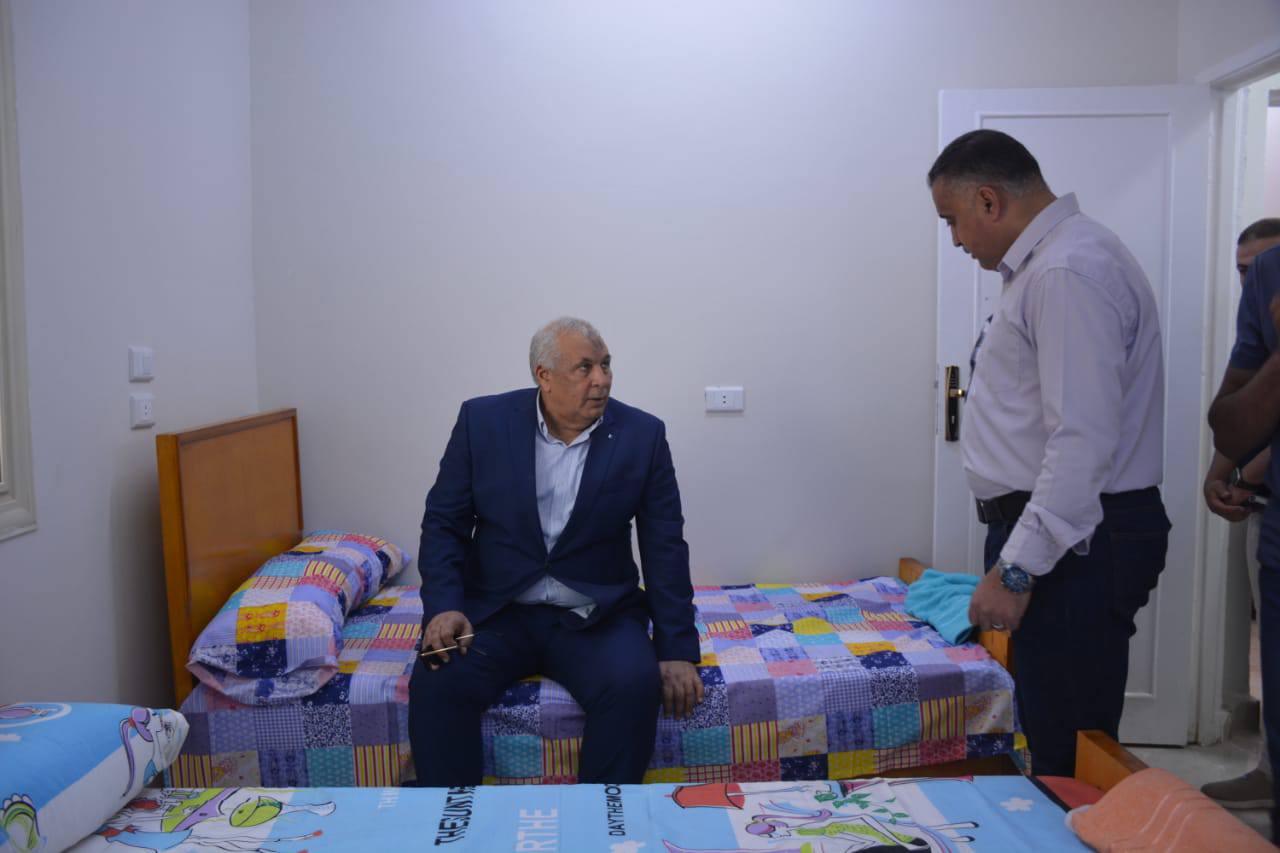 محافظ الوادي الجديد يتفقد سكن المغتربين بالخارجة (1)