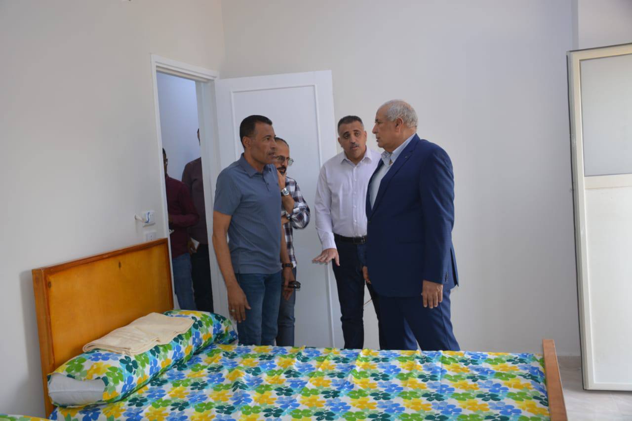 محافظ الوادي الجديد يتفقد سكن المغتربين بالخارجة (2)