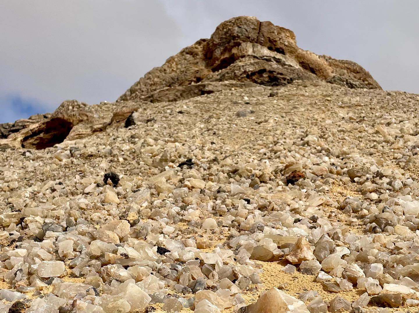 صخور ومكونات جبل الكريستال بواحة الفرافرة  (1)