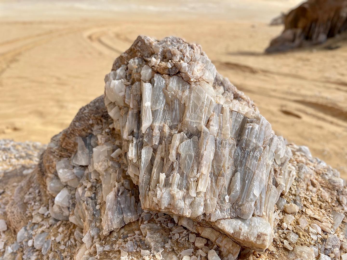 صخور ومكونات جبل الكريستال بواحة الفرافرة  (2)