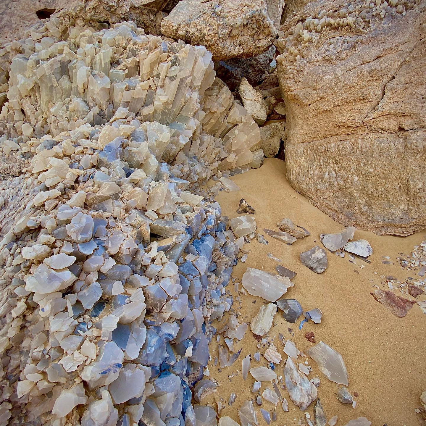 صخور ومكونات جبل الكريستال بواحة الفرافرة  (17)