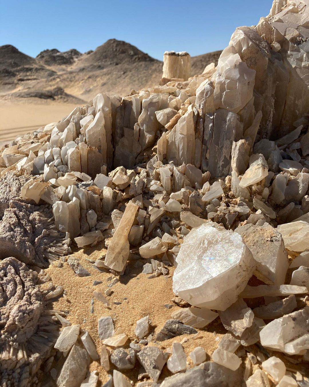 صخور ومكونات جبل الكريستال بواحة الفرافرة  (20)