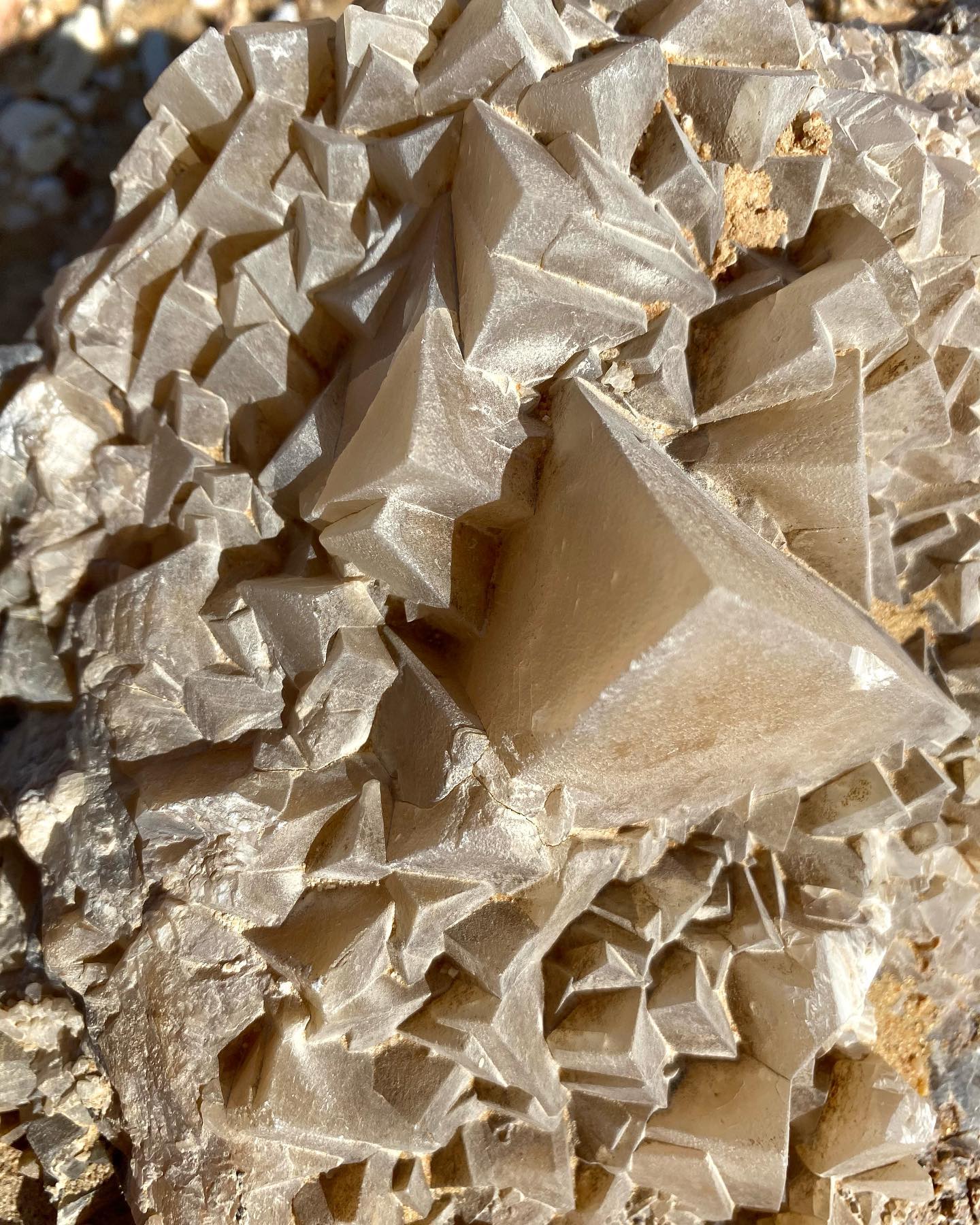 صخور ومكونات جبل الكريستال بواحة الفرافرة  (22)