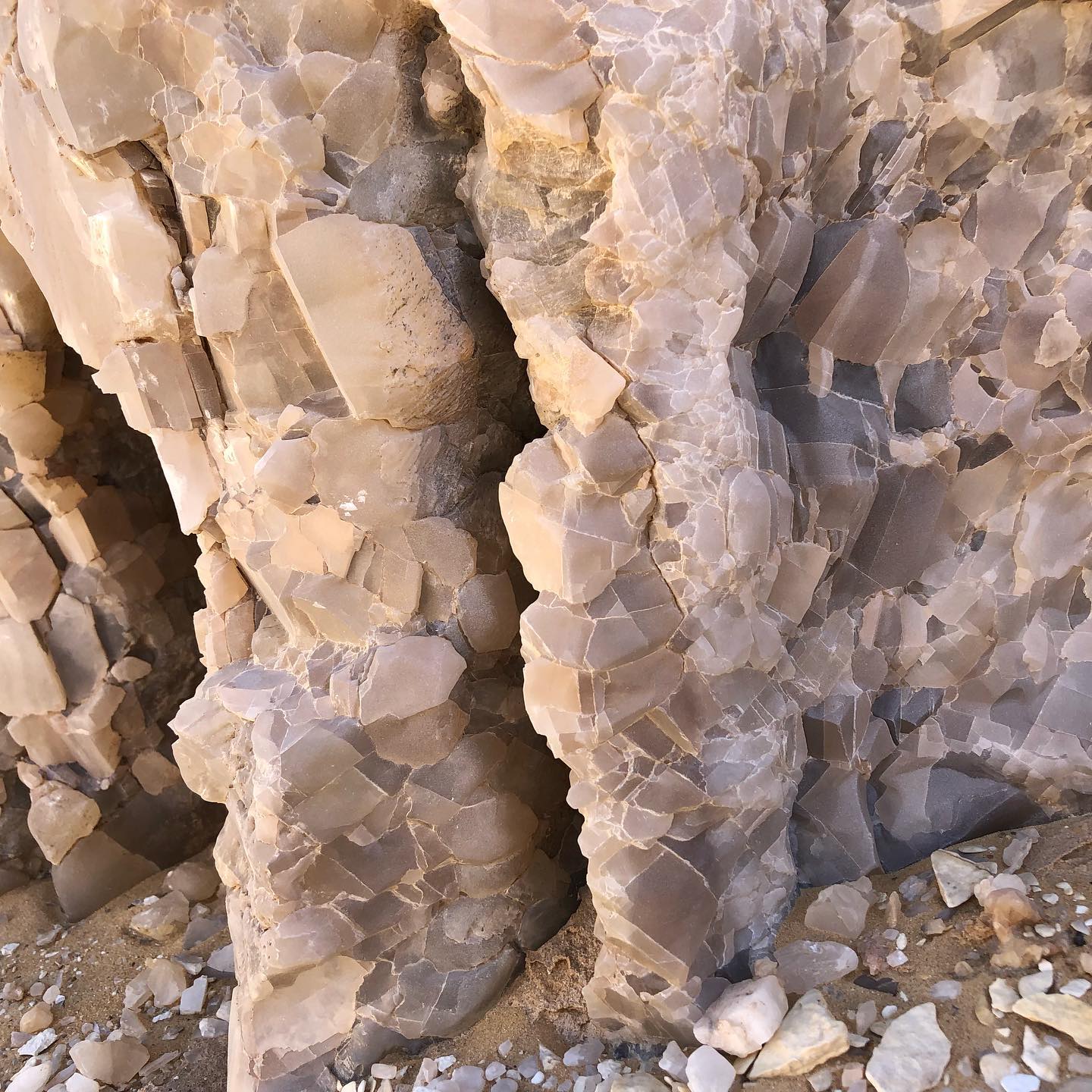 صخور ومكونات جبل الكريستال بواحة الفرافرة  (24)